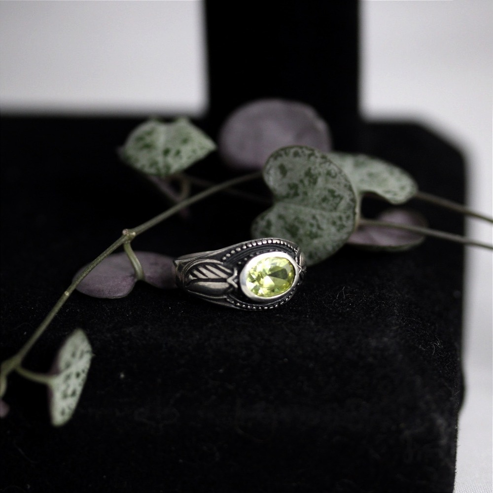 Vintage Sterling Silver 925 Peridot Leaf Motif Ring Size 6 Green Gemstone